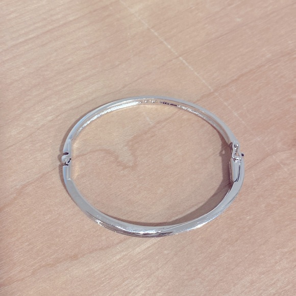 Swarovski criss cross bracelet - Picture 2 of 7